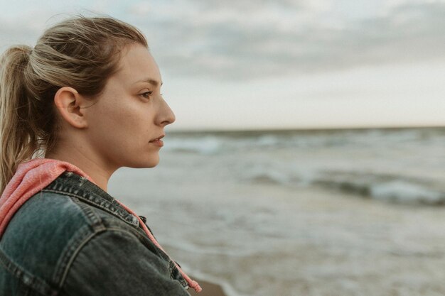 写真 暗いビーチの女性