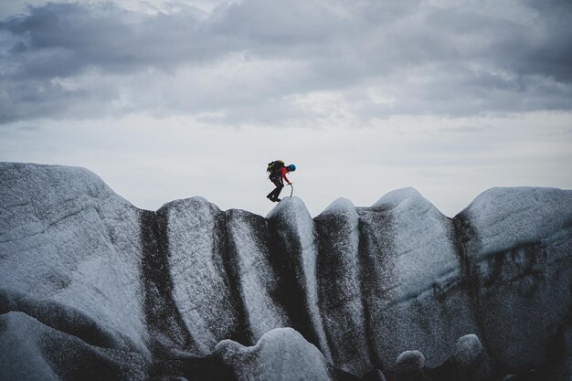 写真 空の向こうの氷河の上にいる女性