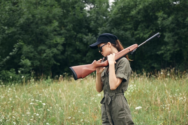 写真 屋外での女性 武器狩り ライフスタイル 旅行 緑色のオーバーオール クローズアップ