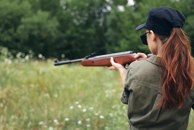 写真 屋外の女性 武器を手に視力を目指すライフスタイル背面図緑のオーバーオール グリーン