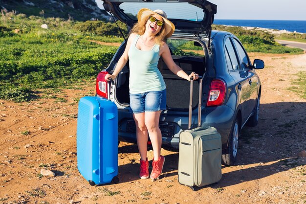휴가에 여자입니다. 여름 휴가 및 자동차 여행 개념.