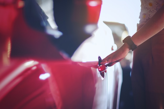 Photo woman opens the door to a new car