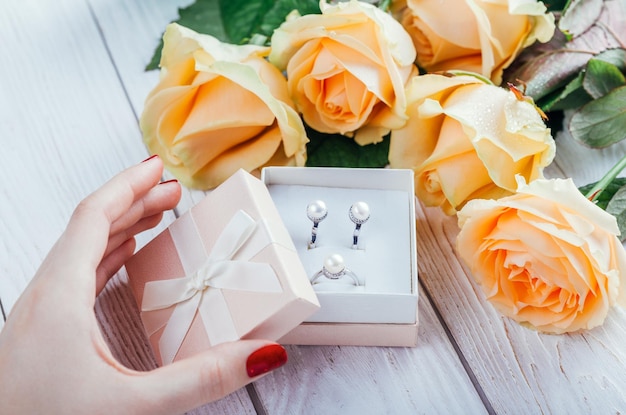 Photo woman opens a gift box with jewellery