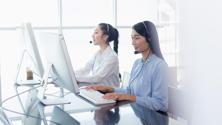 Photo 女性オペレーターチーム マイクロフォンとコンピューターで コールセンター サポート テレマーケティング