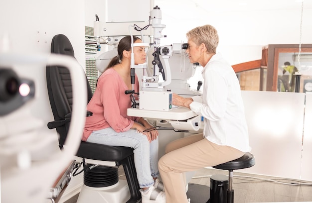 Фото Женщина-оптометрист проверяет зрение на машине с консультацией пациента в глазной клинике больницы медицинский работник проверяет глаукому и катаракту на задней части глазного яблока у молодой женщины