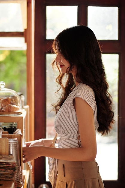 飲み物を注文する女性