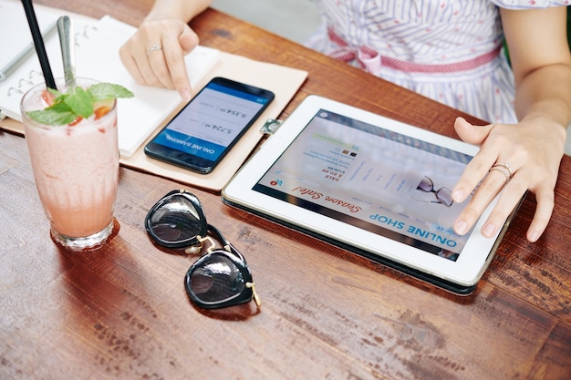 Photo woman ordering sunglasses online