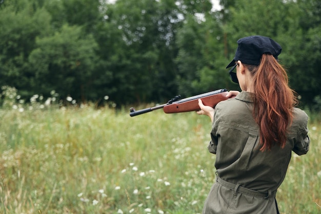 Photo woman on outdoor weapons in hand nature fresh air hunting green leaves