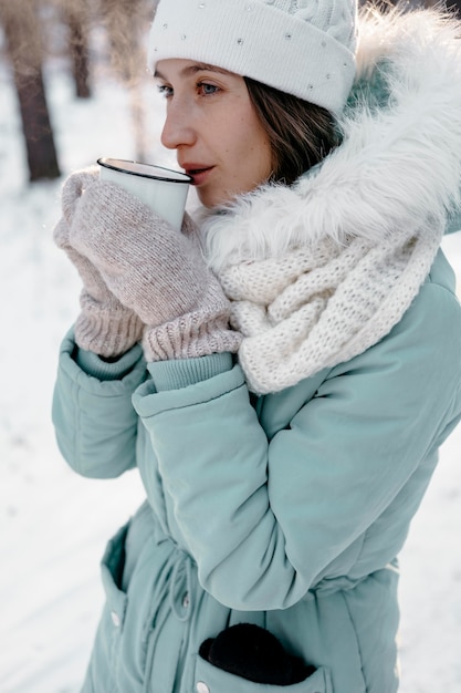 写真 お茶を飲みながら冬の屋外の女性