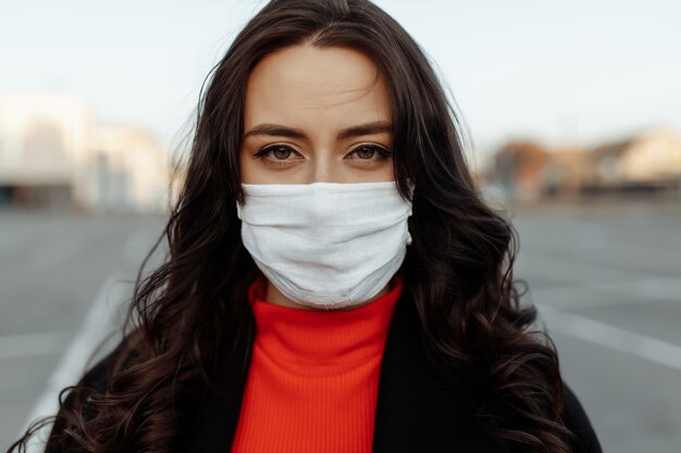 Donna all'aperto che indossa la maschera protettiva