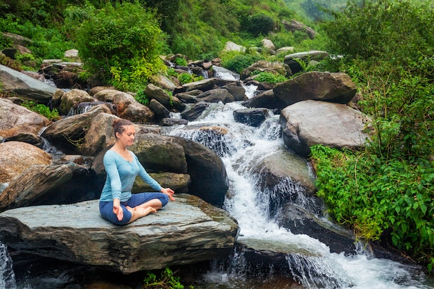 Padmasana 야외에서 여자