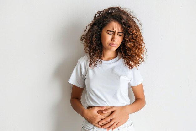 Foto donna con dolori a causa di crampi mestruali stanza per il testo