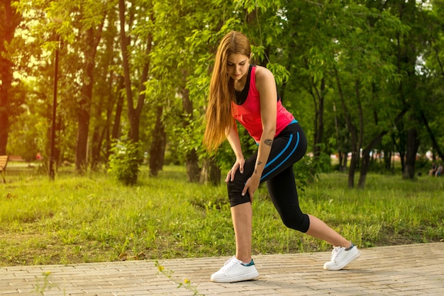 Donna nel dolore mentre si corre nel parco