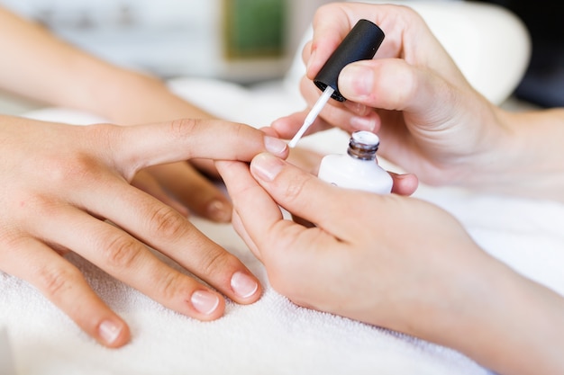 Photo woman painting fingernails