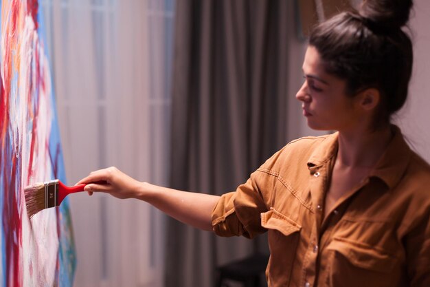 Photo woman painting with brush at workshop