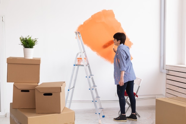 woman paints the wall