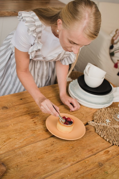 Il pasticcere della donna decora il dessert. concetto di pasticceria o corsi di cucina