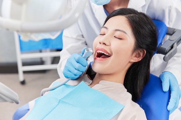 Photo woman patient at dentist