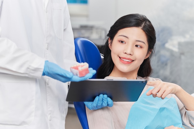 Photo woman patient at dentist