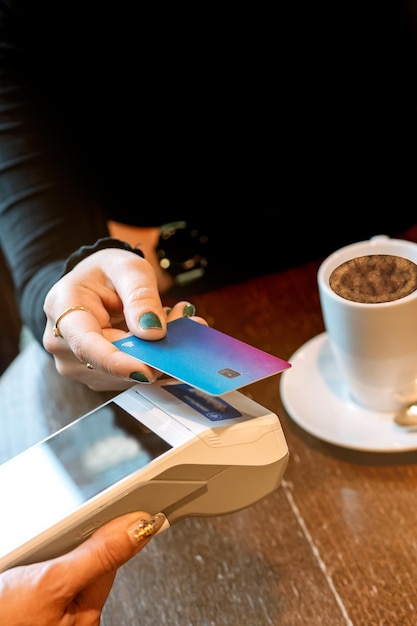 Foto donna che paga il caffè con la carta di credito