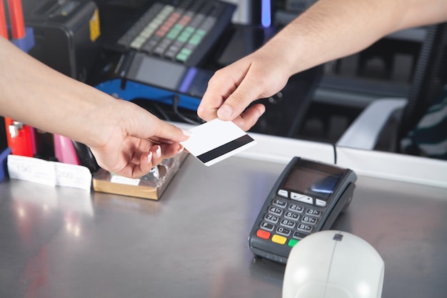 Donna che paga con carta di credito in un supermercato.