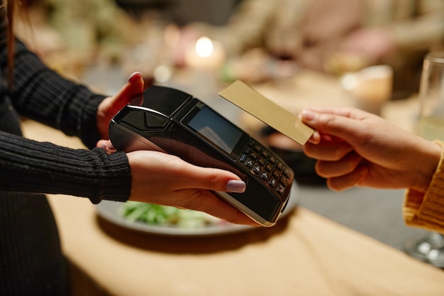 Photo woman paying with credit card with food