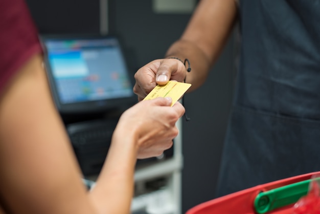 Photo woman paying with credit card