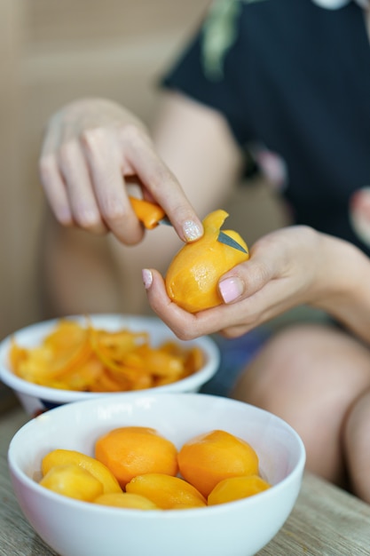 마리안 매화 또는 매화 망고 필링 여자.