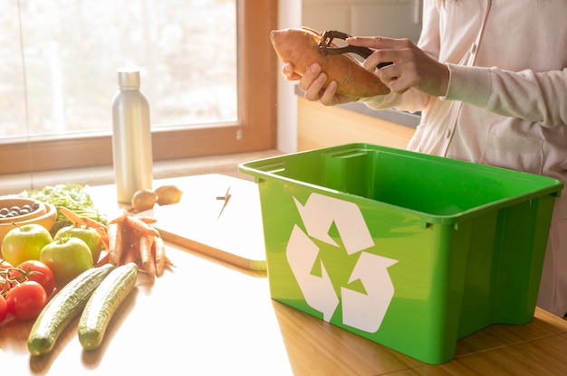 Recycing 바구니에 감자를 필 링하는 여자