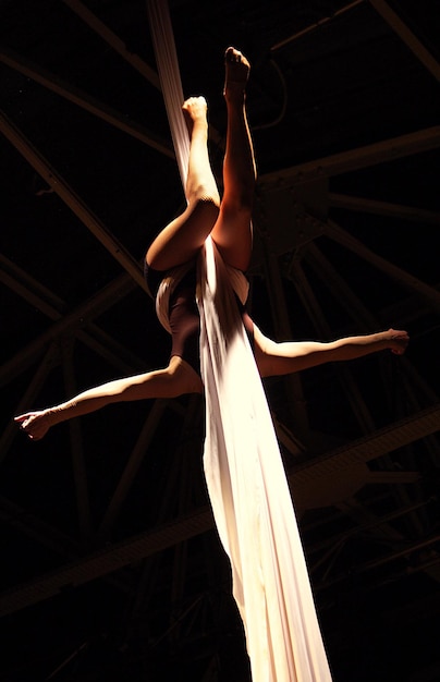 Photo woman performing acrobat