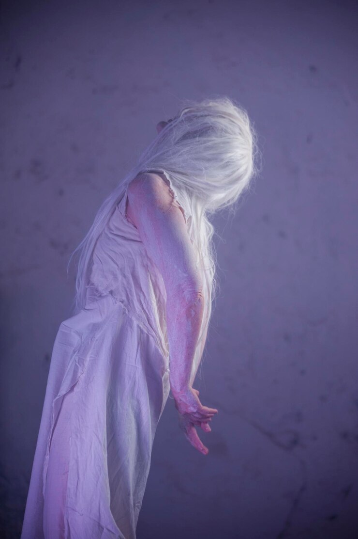 Photo 一位女人在被遺棄的建築物的牆上表演
