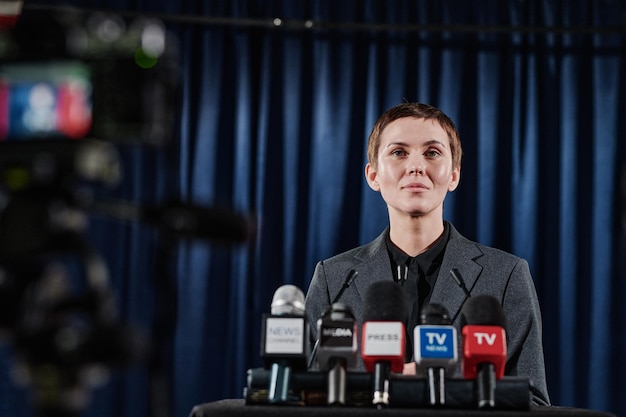 Donna che si esibisce alla conferenza durante la trasmissione in diretta