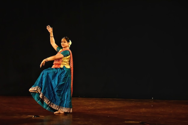 Foto donna che esegue il kathak sul palco