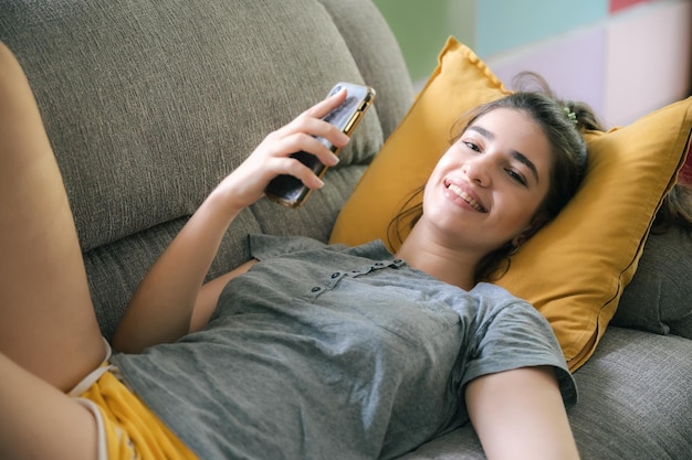 Stile di vita della persona della donna per rilassarsi a casa felice e sorridere con il rilassamento dell'attività indoor