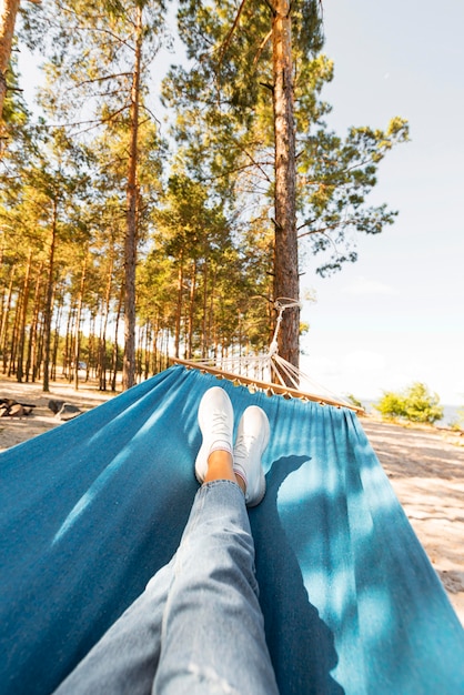 Photo woman perspective legs on hammock