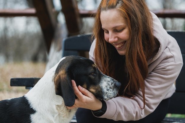 Photo woman petting a dogs nose