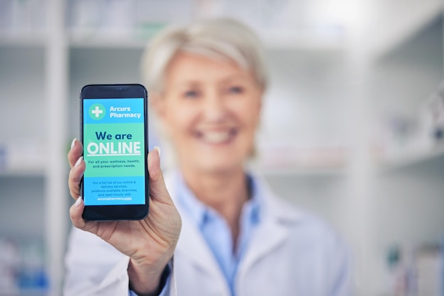 Foto donna farmacista e schermo del telefono per la pubblicità di marketing online o branding in farmacia le mani di una persona di sesso femminile medico o sanitario mostrano l'app per smartphone mobile per la pubblicità