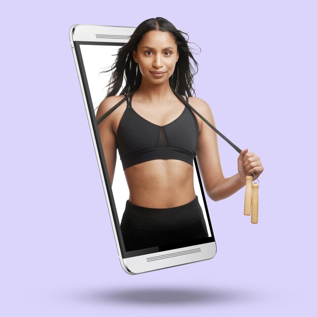 Foto telefono donna e schermo su mockup per pubblicità fitness o marketing su sfondo studio ritratto di donna in forma attiva con corda per saltare sul display dello smartphone mobile per la pubblicità