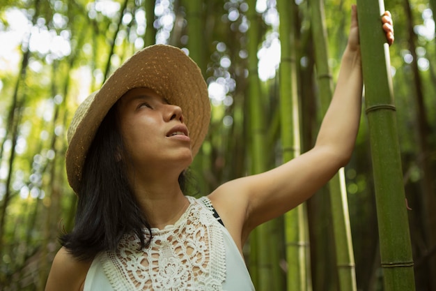 Photo woman photographed in a cane field