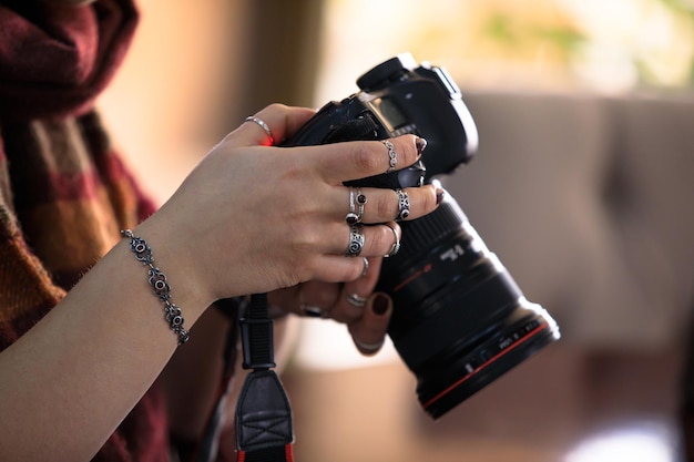 Photo woman photographer hand camera