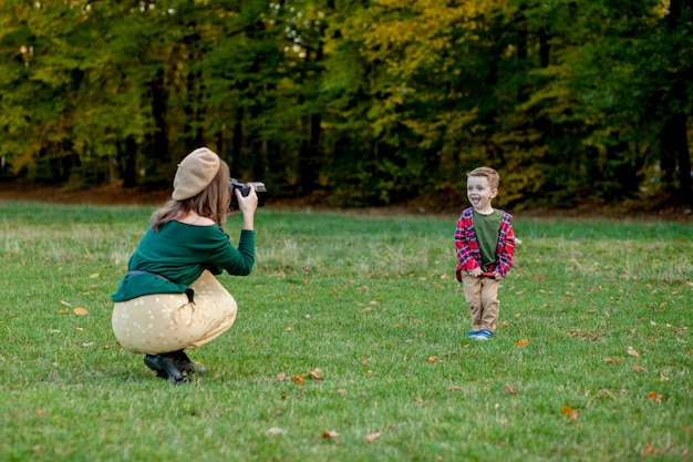 公園で外で過ごす子供を撮影する女性写真家