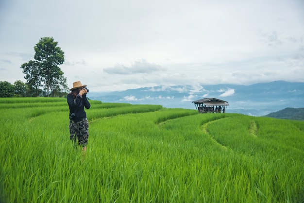 Женщина фотограф, фотографирующий горный пейзаж