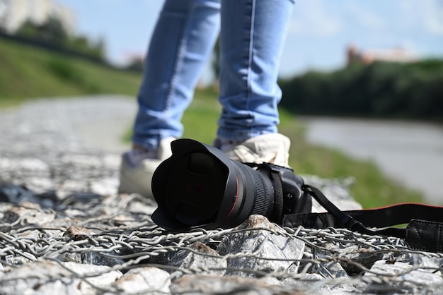 ハアにカメラを持った女性写真家 手にカメラを持った女性写真家が街の通りを歩く 街の通りを歩く