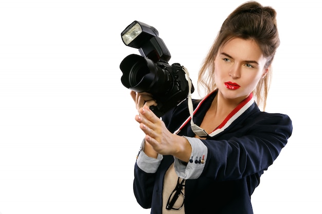 デジタル一眼レフカメラを持つ女性のカメラマン