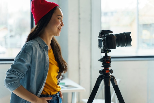 Fotografo donna che lavora