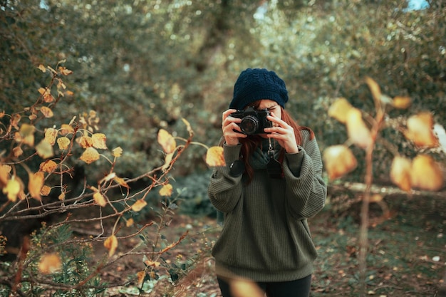 写真 森で写真を撮っている女性