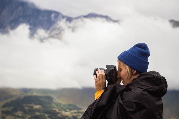 Photo woman photographing on mountain against sky