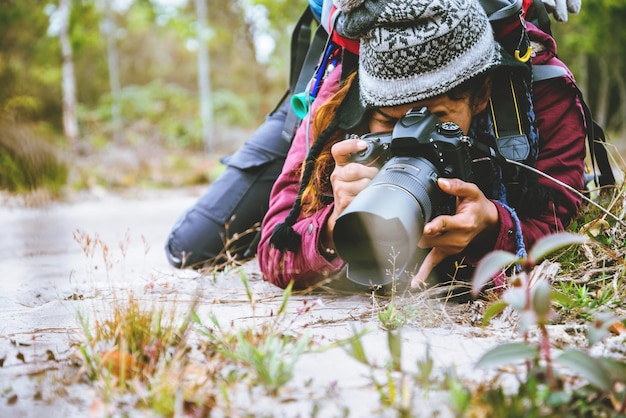 Photo woman photographing while lying on road