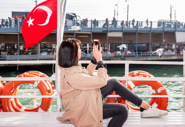 Photo woman photographing while traveling in yacht