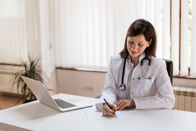 Medico della donna che prescrive farmaci.